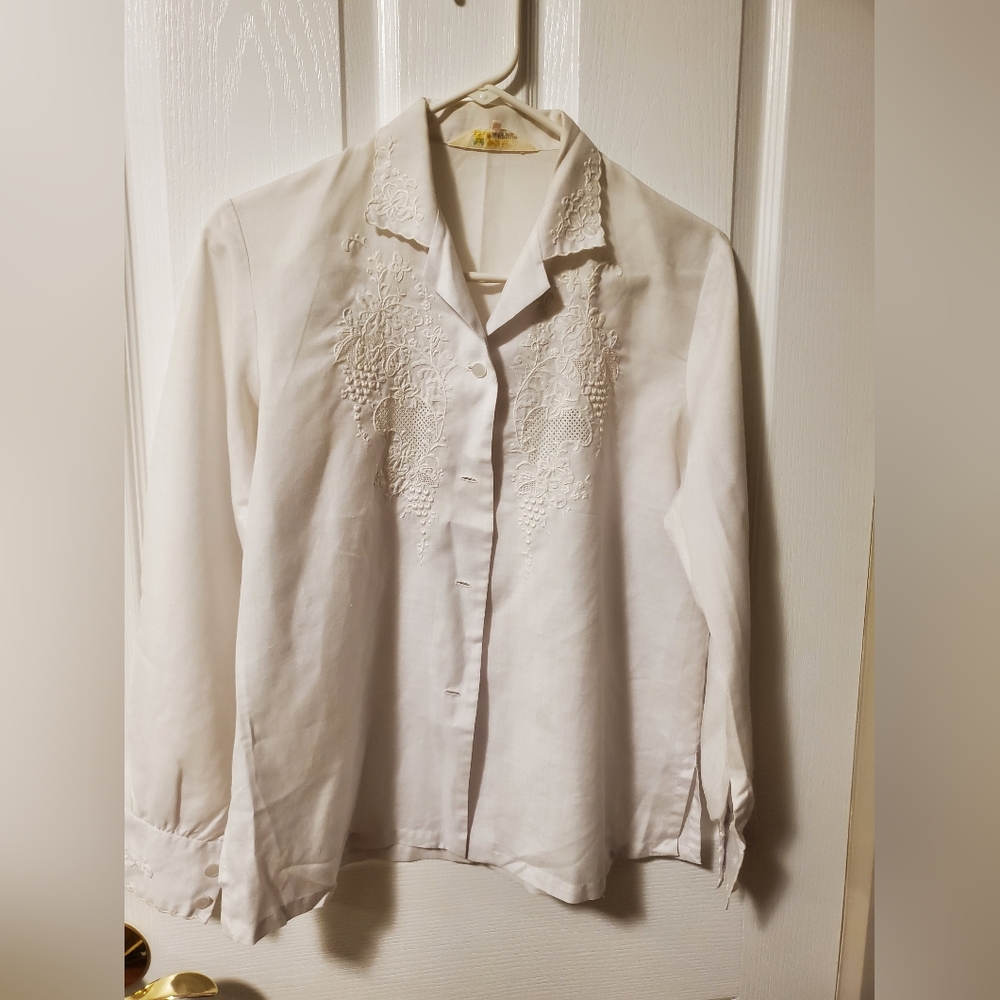 🔴 Hand embroidered white blouse